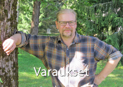 Kökkön tilan isäntä Jani Kurvinen nojaa puuhun Kökkön pihapiirissä.